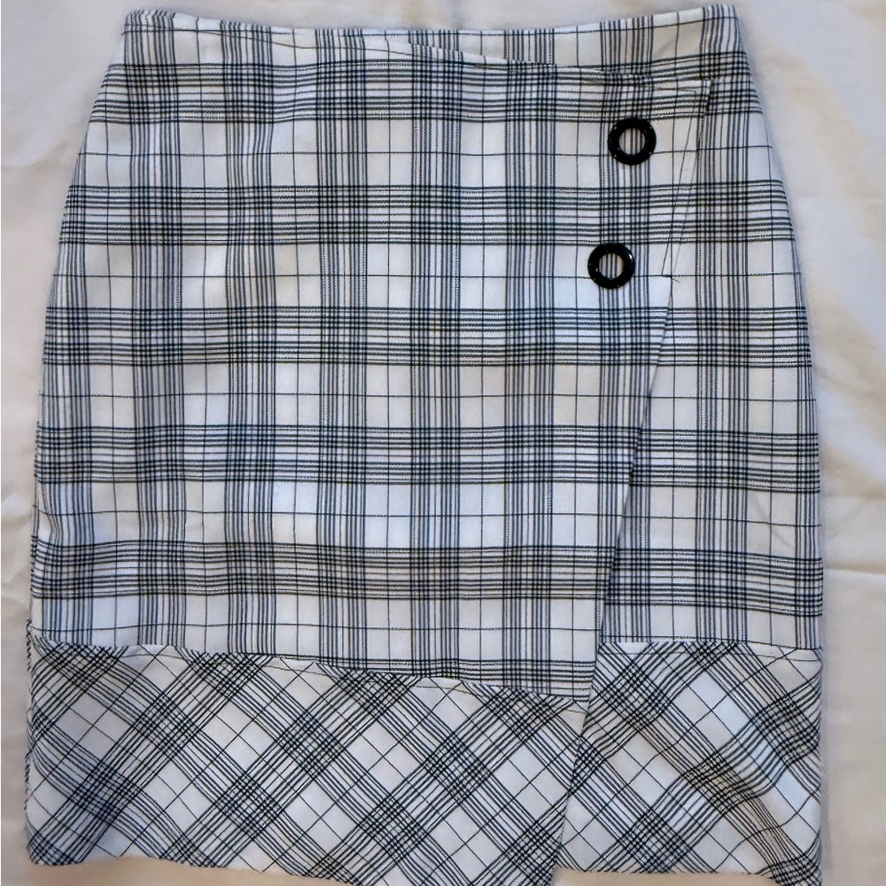 Size 4 Nine West black and white plaid asymmetrical skirt in EUC!